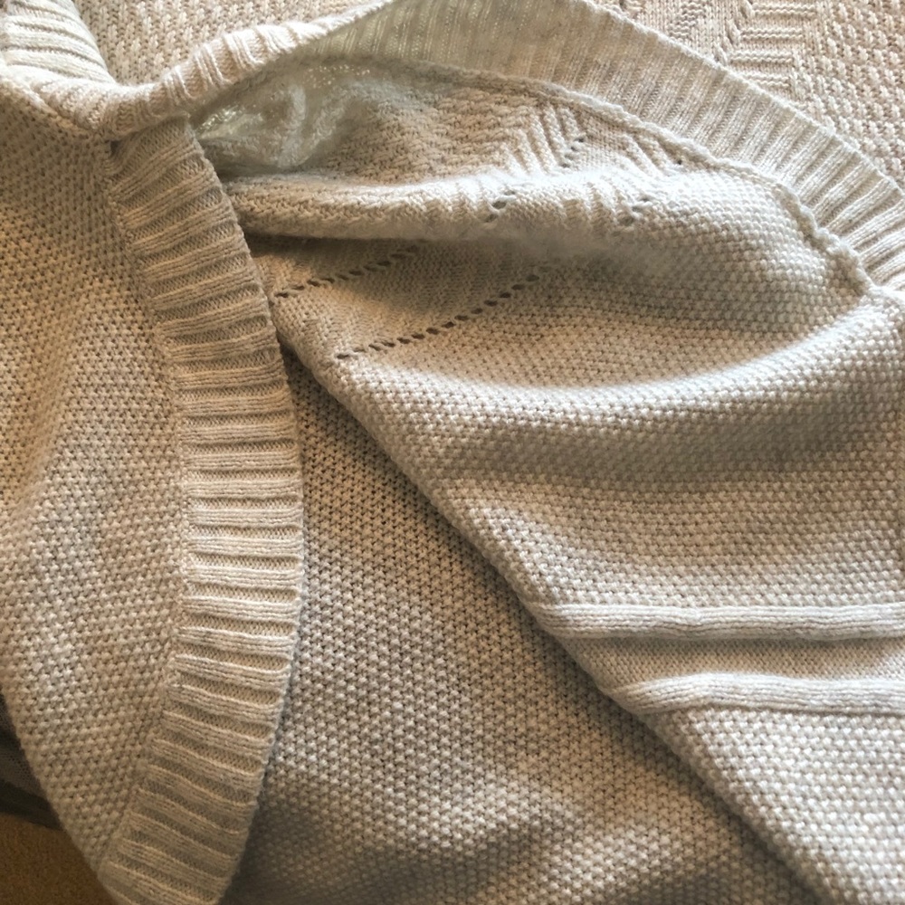 Oversized sweater cream colored open sides